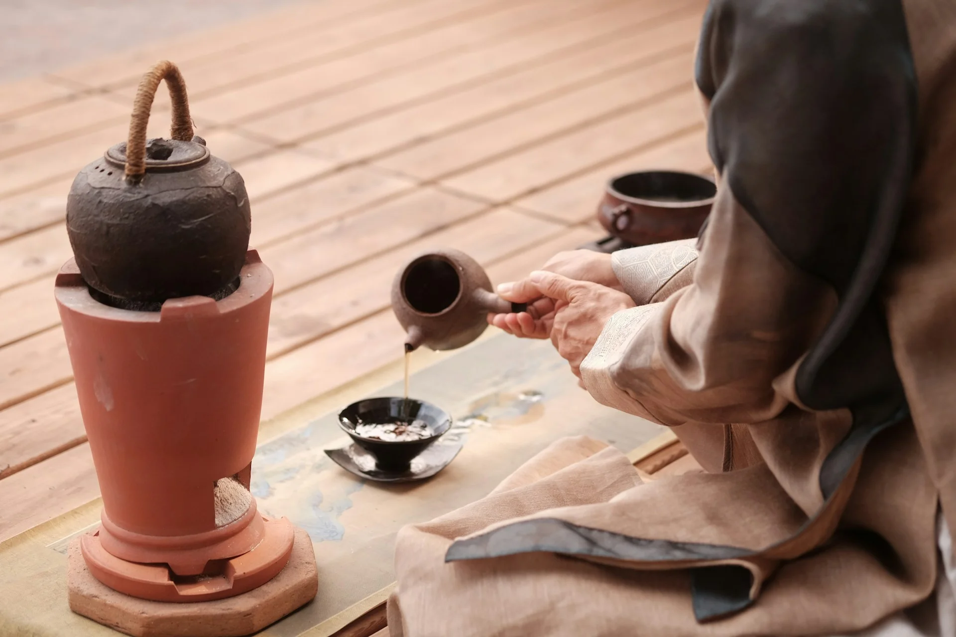 An Eastern person makes tea a traditional way outside
